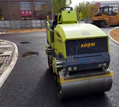 奔馬2.5噸小型壓路機(jī)壓實瀝青